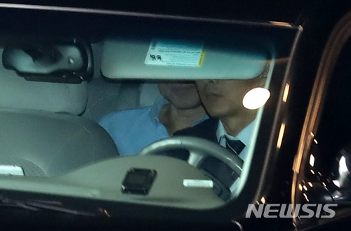 【서울=뉴시스】이영환 기자 = 29일 오전 서울 종로구의 한 호텔에서 6·12 북미정상회담 의제조율을 위한 미국측 실무단 성김 주필리핀 미국대사가 탑승한 차량이 밖으로 나가고 있다. 2018.05.29. 20hwan@newsis.com