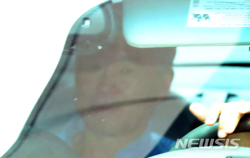 【서울=뉴시스】이영환 기자 = 29일 오전 서울 종로구의 한 호텔에서 6·12 북미정상회담 의제조율을 위한 미국측 실무단 성김 주필리핀 미국대사가 탑승한 차량이 밖으로 나가고 있다. 2018.05.29.&nbsp; 20hwan@newsis.com 