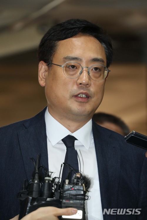 【서울=뉴시스】박진희 기자 = 미디어워치 대표고문 변희재씨가 지난 5월29일 오전 서울 서초구 서울중앙지법에 정보통신망이용촉진 및 정보보호 등에 관한 법률 위반(명예훼손) 등 혐의 구속 전 피의자 심문(영장실질심사)을 받기 위에 법정으로 들어서고 있다. 2018.05.29.pak7130@newsis.com 