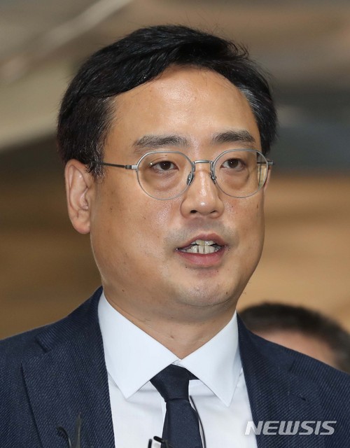 【서울=뉴시스】박진희 기자 = 변희재 미디어워치 대표고문이 29일 오전 서울 서초구 서울중앙지법에 정보통신망이용촉진 및 정보보호 등에 관한 법률 위반(명예훼손) 등 혐의 구속 전 피의자 심문(영장실질심사)을 받기 위에 법정으로 들어서고 있다. 2018.05.29.pak7130@newsis.com