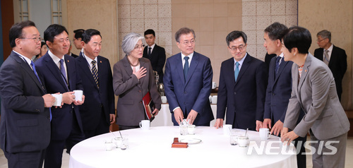 【서울=뉴시스】문재인 대통령이 청와대에서 가계소득 동향 점검 긴급회의를 주재하기 앞서 국무위원들과 차담회를 하고 있는 모습. (사진=뉴시스DB). 2018.05.29.