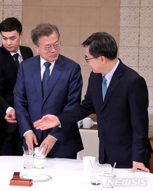 【서울=뉴시스】전진환 기자 = 문재인 대통령이 29일 오전 청와대 세종실에서 회의에 김동연 부총리 겸 기획재정부장관과 대화 하고 있다. 2018.05.29. amin2@newsis.com