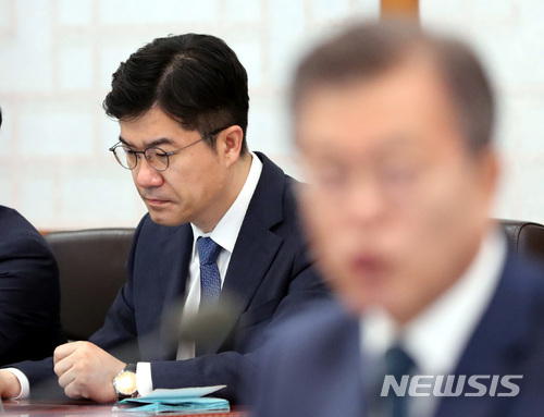 【서울=뉴시스】전진환 기자 = 29일 오전 청와대 세종실에서 국무회의에 배석한 송인배 제1부속비서관이 자리하고 있다. 2018.05.29.&nbsp; amin2@newsis.com 