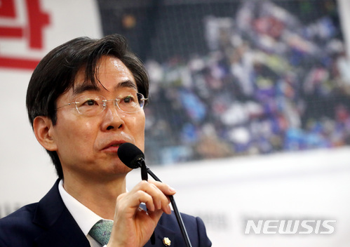 【서울=뉴시스】박영태 기자 = 29일 오전 서울 영등포구 여의도 국회 의원회관에서 진행된 ‘재활용 폐비닐 쓰레기 대란, 무엇이 문제인가?’ 토론회에서 조경태 의원이 인사말을 하고 있다. 2018.05.29. since1999@newsis.com