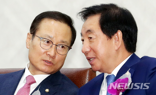 【서울=뉴시스】이종철 기자&nbsp; = 더불어민주당 홍영표 원내대표와 자유한국당 김성태 원내대표. 2018.05.29.&nbsp; jc4321@newsis.com