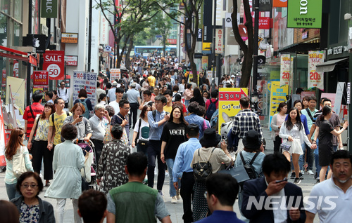 【서울=뉴시스】이영환 기자 = 남북 정상회담의 성공적 개최 이후 경제협력등으로 경기 개선에 대한 기대감이 높아져 5월 소비자심리지수(CCSI)가 6개월만에 상승 전환한 29일 오후 서울 중구 명동거리가 시민과 관광객들로 붐비고 있다. 한국은행이 29일 발표한 '2018년 5월 소비자동향조사 결과'에 따르면 이달 소비자심리지수는 107.9로 전월보다 0.8p 상승했다. 한국은행 관계자는 "남북관계 개선으로 앞으로 사업 기회가 확대될 것이라는 기대가 이번 반등에 영향을 줬다"고 설명했다. 2018.05.29.&nbsp; 20hwan@newsis.com
