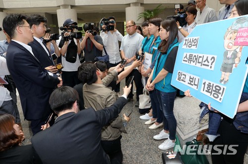 【서울=뉴시스】박진희 기자 = KTX 해고승무원들이 29일 오후 서울 서초구 대법원 대법정 앞에서 양승태 전 대법원장 구속수사와 김명수 대법원장 면담 요청 기습 점거 시위를 하며 박진웅(왼쪽 두번째) 대법원 공보관과 면담을 하고 있다. 2018.05.29.pak7130@newsis.com