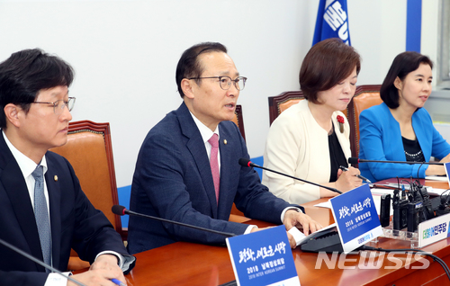 【서울=뉴시스】이종철 기자 = 29일 서울 여의도 국회에서 열린 더불어민주당 긴급기자간담회에서홍영표 원내대표가 자유한국당의 방탄국회소집을 비난하고 있다. 2018.05.29.&nbsp; jc4321@newsis.com