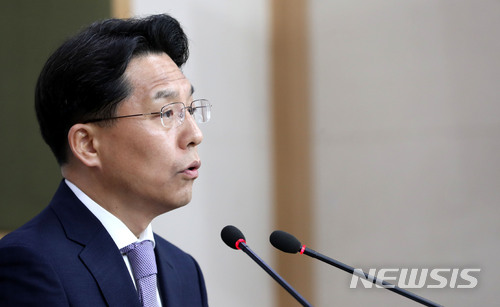 【서울=뉴시스】박주성 기자 = 노규덕 외교부 대변인이 29일 오후 서울 도렴동 외교부 청사에서 정례브리핑을 하고 있다. 이날 노 대변인은 "향후 북미 실무접촉을 통해 정상회담 개최 관련 양측간 사전조율 노력이 본격적으로 전개될 것으로 보이는 만큼, 북미간 협의 동향을 면밀히 주시하면서, 우리측이 기여할 수 있는 모든 역할을 다해 나갈 것"이라고 말했다. 2018.05.29. park7691@newsis.com