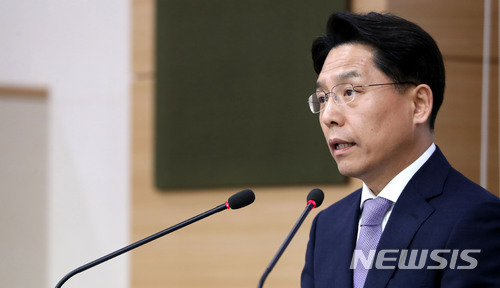【서울=뉴시스】박주성 기자 = 노규덕 외교부 대변인이 29일 오후 서울 도렴동 외교부 청사에서 정례브리핑을 하고 있다.&nbsp; 이날 노 대변인은 "향후 북미 실무접촉을 통해 정상회담 개최 관련 양측간 사전조율 노력이 본격적으로 전개될 것으로 보이는 만큼, 북미간 협의 동향을 면밀히 주시하면서, 우리측이 기여할 수 있는 모든 역할을 다해 나갈 것"이라고 말했다. 2018.05.29.&nbsp; park7691@newsis.com