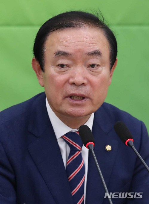 【서울=뉴시스】고승민 기자 = 민주평화당 장병완 원내대표가 29일 오후 서울 여의도 국회 당 회의실에서 기자간담회를 열고 산업통상자원부의 목포영암해남 산업위기대응 특별지역 지정에 대해 환영의 뜻을 밝히고 있다. 2018.05.29. kkssmm99@newsis.com