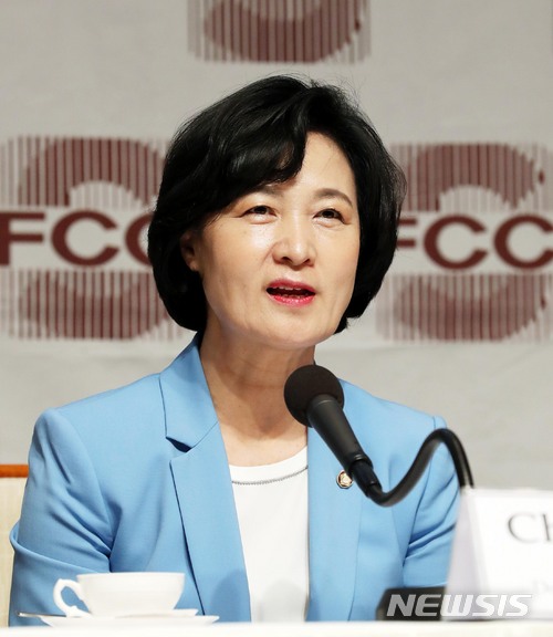 【서울=뉴시스】홍효식 기자 = 더불어민주당 추미애 대표가 29일 오후 서울 중구 프레스센터에서 열린 외신기자 간담회에 참석해 모두발언을 하고 있다. 2018.05.29. yesphoto@newsis.com