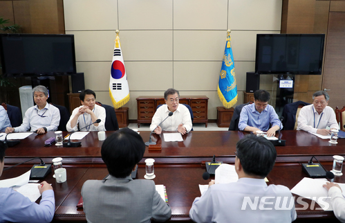 【서울=뉴시스】문재인 대통령이 29일 오후 청와대 여민1관 소회의실에서 김동연 경제부총리를 비롯한 경제 관련 부처 장관들이 참석한 가운데 가계소득동향 점검회의를 주재하고 있다. 2018.5.29. (사진=청와대 제공) photo@newsis.com