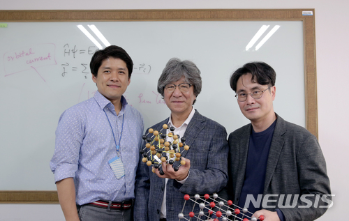 【울산=뉴시스】구미현 기자 = 울산대학교 물리학과 홍순철 교수 연구팀이 과학기술정보통신부와 한국연구재단이 지원하는 2018년도 기초연구실지원사업에 선정됐다. 사진은 홍순철 교수(가운데) 팀 모습. (사진=울산대 제공)2018.05.30. photo@newsis.com