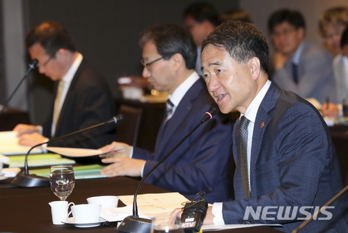 【세종=뉴시스】박능후 보건복지부 장관이 30일 오전 서울 중구 더 플라자 호텔에서 열린 '2018년도 제3차 국민연금기금운용위원회'에 참석해 발언하고 있다. 2018.05.30. (사진 = 보건복지부 제공) photo@newsis.com