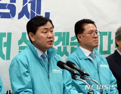 【전주=뉴시스】강인 기자 = 30일 6·13지방선거를 앞두고 바른미래당 후보자들이 전북도의회에서 선거대책위원회 출범식을 연 가운데 김관영 국회의원(군산)이 발언하고 있다. 2018.05.30kir1231@newsis.com