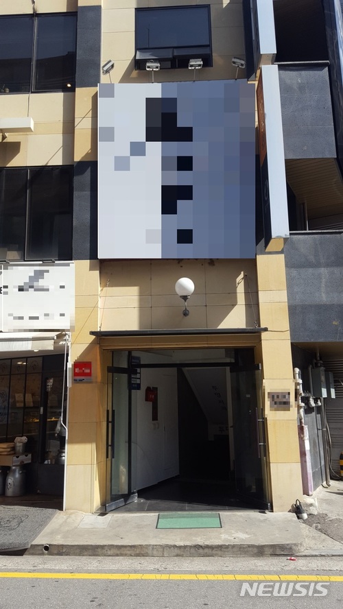 【서울=뉴시스】심동준 기자 = 서울 강남구 압구정에 있는 한 치과 입구. 해당 치과 환자들은 진료 과정에서 사기 혐의가 있다는 취지의 고소장을 5월 중순부터 서울 강남경찰서에 잇따라 제출하고 있다. 2018.05.30 s.won@newsis.com