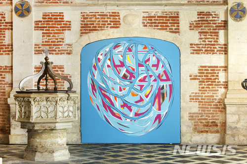 【서울=뉴시스】 View of solo show,2014, Eu bleu, Acrylic on canvas, 270 x 250cm, Contemporary Art Space 'Chapelle Jésuite of collage, EU, France