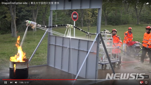 【서울=뉴시스】일본 도호쿠(東北)대학 다도코로 사토시(田所諭) 교수 연구팀이 개발한 소방 로봇 '드래곤 파이어파이터'의 모의실험 모습. 이 로보은 3m길이의 소방 호스 모양으로, 호스 중간에 설치된 노즐에서 물을 아랫방향으로 분사시키는 분사력으로 공중에 부양한다. 로봇 끝부분에는 카메라 등이 설치돼 있어 원격에서 화재현장을 살펴볼 수 있으며, 원격 조정이 가능하다. (사진출처: 유튜브 영상 캡처) 2018.05.30.