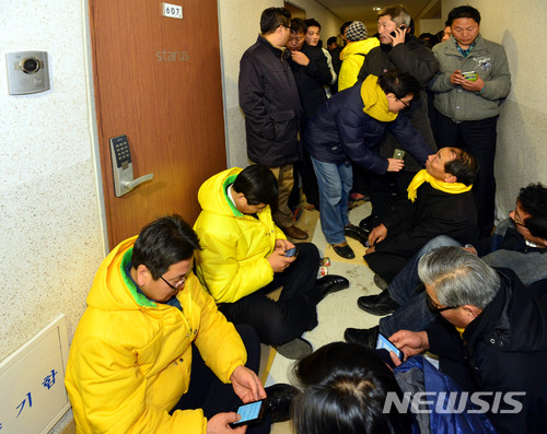 【서울=뉴시스】박문호 기자 = 이종걸·강기정 당시 민주통합당 의원과 민주당 당직자들이 2012년 12월12일 오전 서울 강남구 역삼동에서 국정원 여직원 오피스텔 앞에서 대치하고 있다. go2@newsis.com