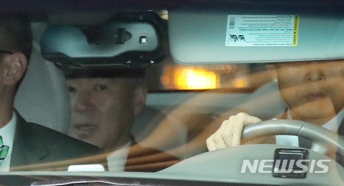 【서울=뉴시스】김진아 기자 = 30일 오전 서울 종로구 포시즌호텔에서 6·12 북미정상회담 의제조율을 위한 미국측 실무단 성김 주필리핀 미국대사가 탑승한 차량이 밖으로 나가고 있다. 2018.05.30.&nbsp; bluesoda@newsis.com