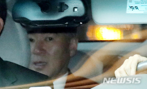 【서울=뉴시스】김진아 기자 = 30일 오전 서울 종로구 포시즌호텔에서 6·12 북미정상회담 의제조율을 위한 미국측 실무단 성김 주필리핀 미국대사가 탑승한 차량이 밖으로 나가고 있다. 2018.05.30.&nbsp; bluesoda@newsis.com