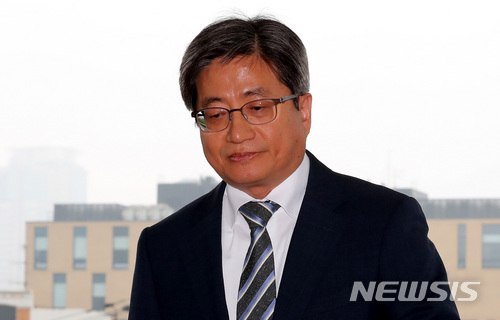 【서울=뉴시스】이영환 기자 = 김명수 대법원장이 30일 오전 서울 서초구 대법원으로 출근하고 있다. 2018.05.30. 20hwan@newsis.com