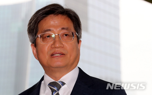 【서울=뉴시스】이영환 기자 = 김명수 대법원장이 30일 오전 서울 서초구 대법원으로 출근하며 양승태 전 대법원장 재임 시절 법원행정처의 사법행정권 남용 관련 취재진의 질문에 답하고 있다. 2018.05.30.&nbsp; 20hwan@newsis.com