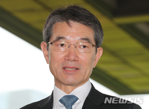【서울=뉴시스】이영환 기자 = 사법행정권 남용 의혹 관련 특별조사단 단장인 안철상 법원행정처장이 지난달 30일 오전 서울 서초구 대법원으로 출근하며 취재진의 질문에 답하고 있다. 2018.05.30. 20hwan@newsis.com