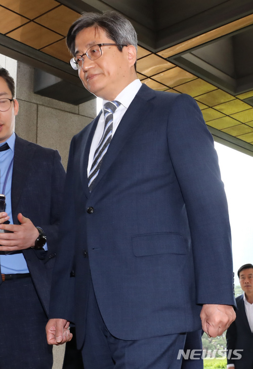 【서울=뉴시스】이영환 기자 = 김명수 대법원장이 30일 오전 서울 서초구 대법원으로 출근하며 양승태 전 대법원장 재임 시절 법원행정처의 사법행정권 남용 관련 취재진의 질문에 답한 뒤 이동하고 있다. 2018.05.30.&nbsp; 20hwan@newsis.com