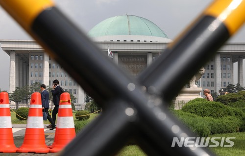 【서울=뉴시스】홍효식 기자 = 20대 전반기 의장단과 각 상임위원장 임기가 끝나 모두 공석이 된 가운데 새 의장단 선출에 대한 여야의 합의가 이뤄질 때까지 사실상 제기능을 하지 못해 '식물 국회'가 될 수 있다는 우려와 6월 임시국회 소집에 대해 자유한국당 권성동 의원에 대한 체포동의안 처리를 놓고 '방탄 국회' 공방을 벌이고 있다. 사진은 30일 서울 여의도 국회의사당 모습. 2018.05.30. yesphoto@newsis.com