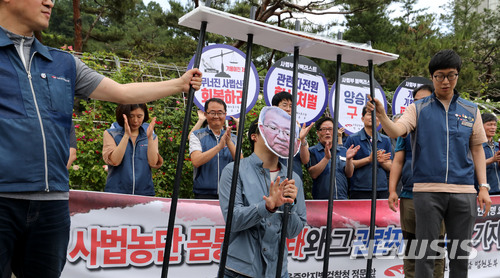 【서울=뉴시스】박주성 기자 = 전국공무원노동조합 법원본부가 30일 오전 서울 중앙지방검찰청 정문 앞에서 사법농단 몸통 양승태와 그 관련자 형사고발 기자회견 중 양승태 전 대법원장을 구속하는 퍼포먼스를 하고 있다. 2018.05.30. park7691@newsis.com