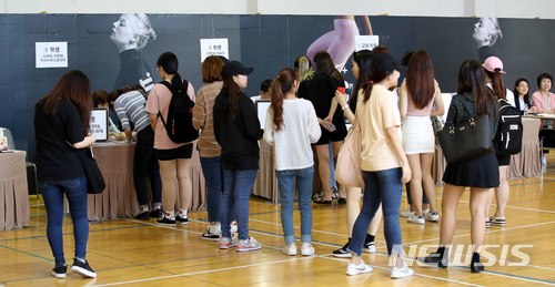 【서울=뉴시스】고범준 기자 = 성신여대가 개교 82년 만에 처음으로 학내외 구성원들의 직접 투표로 총장을 선출하는 직선제 총장선출 투표가 실시된 30일 오전 서울 성북구 성신여자대학교 체육관에서 학생들이 투표 전 신분확인을 하고 있다. 2018.05.30. bjko@newsis.com