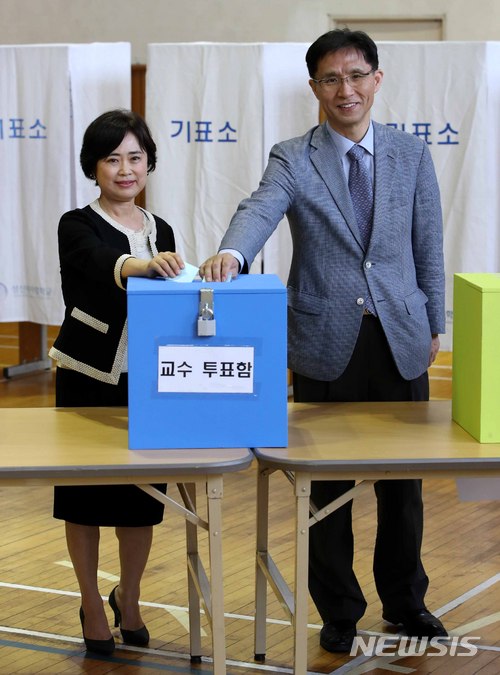 【서울=뉴시스】고범준 기자 = 성신여대가 개교 82년 만에 처음으로 학내외 구성원들의 직접 투표로 총장을 선출하는 직선제 총장선출 투표가 실시된 30일 오전 서울 성북구 성신여자대학교 체육관에서 후보인 사회과학대학 지리학과 양보경 교수(왼쪽)와 법과대학 법학과 전광백 교수가 투표를 하고 있다. 2018.05.30. bjko@newsis.com