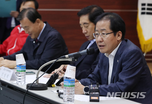 【천안=뉴시스】고승민 기자 = 자유한국당 홍준표 대표가 30일 오전 충남 천안시 충남도당 회의실에서 열린 충청남도 현장 선거대책위원회의에 참석해 모두발언하고 있다. 2018.05.30. kkssmm99@newsis.com