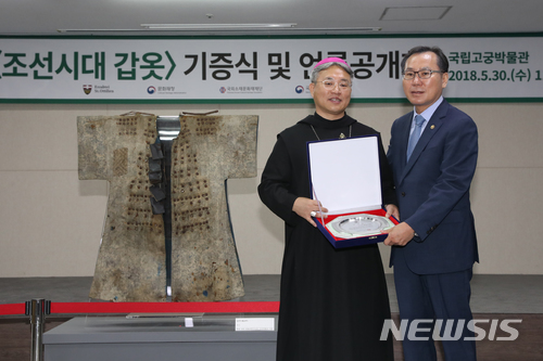 【서울=뉴시스】조수정 기자 = 30일 오전 서울 종로구 국립고궁박물관에서 독일 상트 오틸리엔 수도원 선교박물관 조선시대 갑옷 기증식에서 김종진(오른쪽) 문화재청장이 박현동 아빠스 왜관수도원장에게 감사패를 전달하고 있다. 2018.05.30. chocrystal@newsis.com
