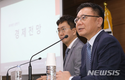 【세종=뉴시스】강종민 기자 = KDI 거시경제연구부 김현욱 부장과 정대희 연구위원(왼쪽)이 지난 30일 정부세종청사에서 2018 상반기 경제전망을 발표하고 있다. KDI는 우리경제는 수출 증가세가 유지되지만 내수 증가세가 둔화되며 2018년과 2019년에 각각 2.9%, 2.7%의 성장률을 기록할 것으로 전망했다. 2018.05.31. ppkjm@newsis.com