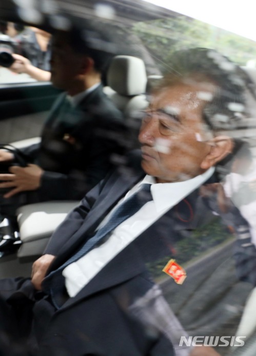 【싱가포르=뉴시스】조성봉 기자 = 30일 오전 싱가포르 플러턴호텔에서 김창선 북한 국무위원회 부장이 조 헤이긴 미 백악관 부비서실장을 만나기 위해 취재진을 피해 차량을 타고 어디론가 향하고 있다. 2018.05.30.suncho21@newsis.com