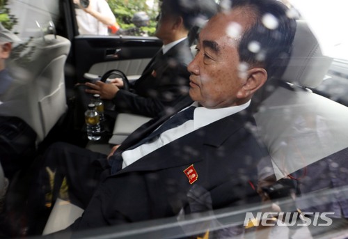 【싱가포르=뉴시스】조성봉 기자 = 30일 오전 싱가포르 플러턴호텔에서 김창선 북한 국무위원회 부장이 조 헤이긴 미 백악관 부비서실장을 만나기 위해 취재진을 피해 차량을 타고 어디론가 향하고 있다. 2018.05.30. suncho21@newsis.com