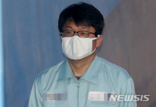 【서울=뉴시스】이영환 기자 = 김진모 전 청와대 민정2비서관이 지난달 30일 오후 서울 서초구 서울중앙지법에서 열린 특활비 수수 등 혐의 8차 공판에 출석하고 있다. 2018.05.30.&nbsp; 20hwan@newsis.com