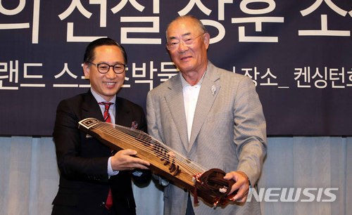 【서울=뉴시스】고범준 기자 = 30일 오후 서울 영등포구 여의도 켄싱턴호텔 연회장에서 열린 이랜드, 야구의 전설 '장훈' 소장품 기증식에서 재일교포 야구 해설가 장훈(오른쪽)이 최종양 이랜드리테일 대표로부터 감사의 선물을 전달 받고 기념촬영을 하고 있다. 장훈이 기증하는 물품은 일본 프로야구 시구식에서 착용했던 요미우리 자이언츠 유니폼과 벨트, 글러브, 모자, 신발 등 10여개다. 장훈은 1959년 도에이 플라이어즈에 입단해 요미우리 자이언츠, 롯데 오리온즈 등을 거쳐 1981년 은퇴한 재일동포 야구선수로 일본 프로야구 역사상 유일한 3000안타, 500홈런, 300도루의 기록을 보유하고 있다. 2018.05.30. bjko@newsis.com