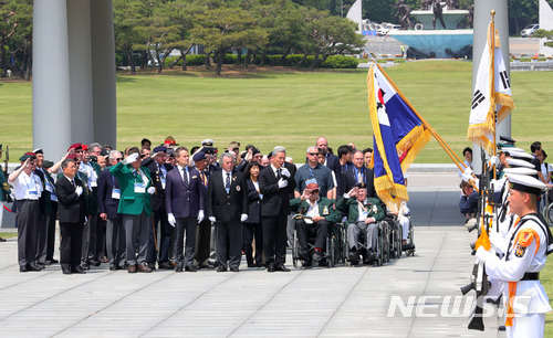 【서울=뉴시스】배훈식 기자 = 지난해 5월30일 서울 동작구 국립서울현충원에서 가평전투 67주년을 맞아 방한한 영연방 참전용사들이 경례를 하고 있다. 2018.05.30. dahora83@newsis.com