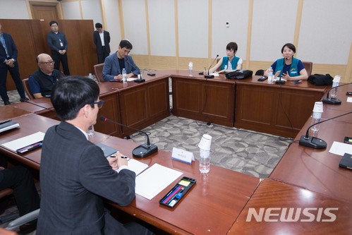 【서울=뉴시스】 이영환 기자 = KTX 해고 승무원들과 대책위 임원들이 30일 오후 서울 서초구 대법원에서 김환수 대법원장 비서실장과 면담을 하고 있다. 2018.05.30. photo@newsis.com