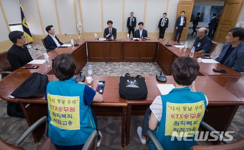 【서울=뉴시스】 이영환 기자 = KTX 해고 승무원들이 30일 오후 서울 서초구 대법원에서 김환수 대법원장 비서실장과 면담을 하고 있다. 2018.05.30.&nbsp; photo@newsis.com