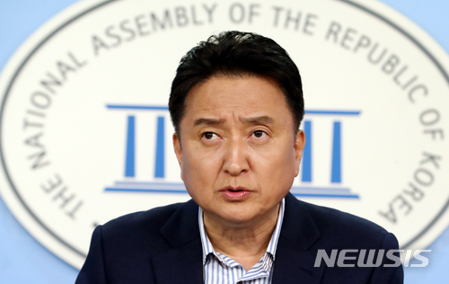 【서울=뉴시스】이종철 기자 =김영환 바른미래당 경기도지사 후보가 30일 오후 서울 여의도 국회 정론관에서 기자회견을 갖고 이재명 더불어민주당 후보의 여러 가지 문제들, 막말, 비리 의혹, 전과 문제등 의혹을 샅샅히 밝히겠다고 말하고 있다. 2018.05.30. jc4321@newsis.com