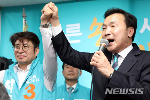 【서울=뉴시스】박영태 기자 = 30일 오후 서울 송파구에서 진행된 박종진 송파을 국회의원 재선거 후보자 선거사무소 개소식에서 손학규 바른미래당 선거대책위원장이 축사를 하며 박 후보자의 손을 잡고 있다.&nbsp; 2018.05.30. since1999@newsis.com