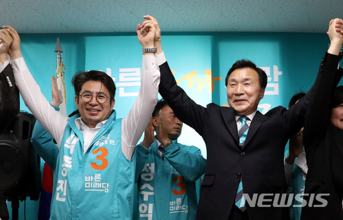 【서울=뉴시스】박영태 기자 = 30일 오후 서울 송파구에서 진행된 박종진 송파을 국회의원 재선거 후보자 선거사무소 개소식에서 손학규 바른미래당 선거대책위원장이 박 후보자와 손을 잡고기념촬영을 하고 있다. 2018.05.30. since1999@newsis.com