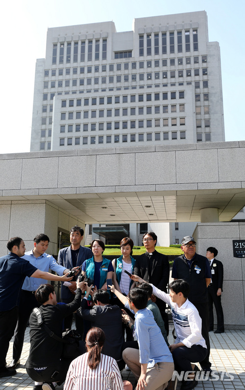 【서울=뉴시스】이영환 기자 = 30일 오후 서울 서초구 대법원 앞에서 김환수 대법원장 비서실장과 면담을 마친 KTX 해고 승무원들이 면담 결과와 관련해 기자회견을 하고 있다. 조계종 사회노동위원회 양한웅(왼쪽 세 번째부터) 집행위원장, 전국철도노조 KTX열차 승무지부 김승하 지부장, 정미정 총무, 천주교서울대교구 노동사목위원회 정수용 신부, 전국철도노동조합 김갑수 수석부위원장. 2018.05.30. 20hwan@newsis.com