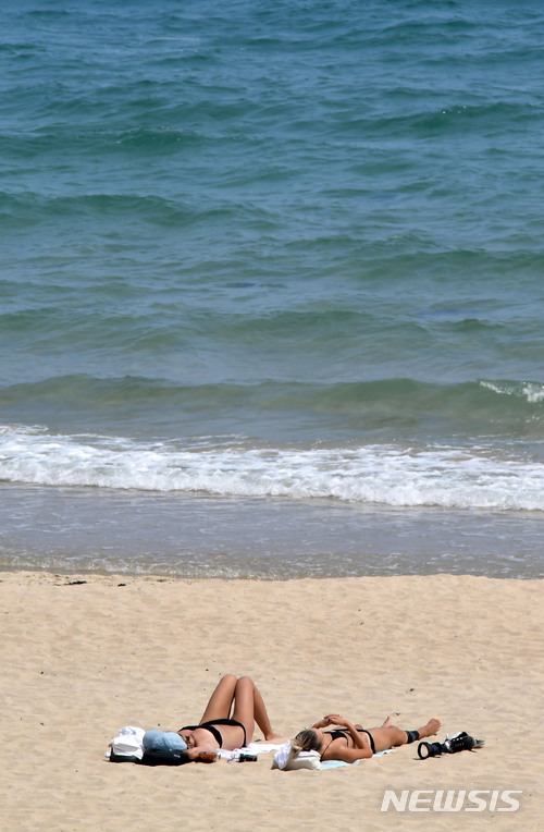 【부산=뉴시스】 하경민 기자 = 무더운 날씨를 보인 지난 30일 부산 해운대해수욕장을 찾은 외국인들이 일광욕을 즐기고 있다. 2018.05.30. yulnetphoto@newsis.com