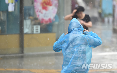 【대구=뉴시스】우종록 기자 = 지난 5월30일 오후 대구시 남구 대명동 관문시장 앞 횡단보도에서 시민들이 비를 피해 발걸음을 재촉하고 있다. 2018.07.02. wjr@newsis.com